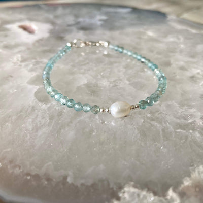 Apatite & Pearl healing crystal bracelet