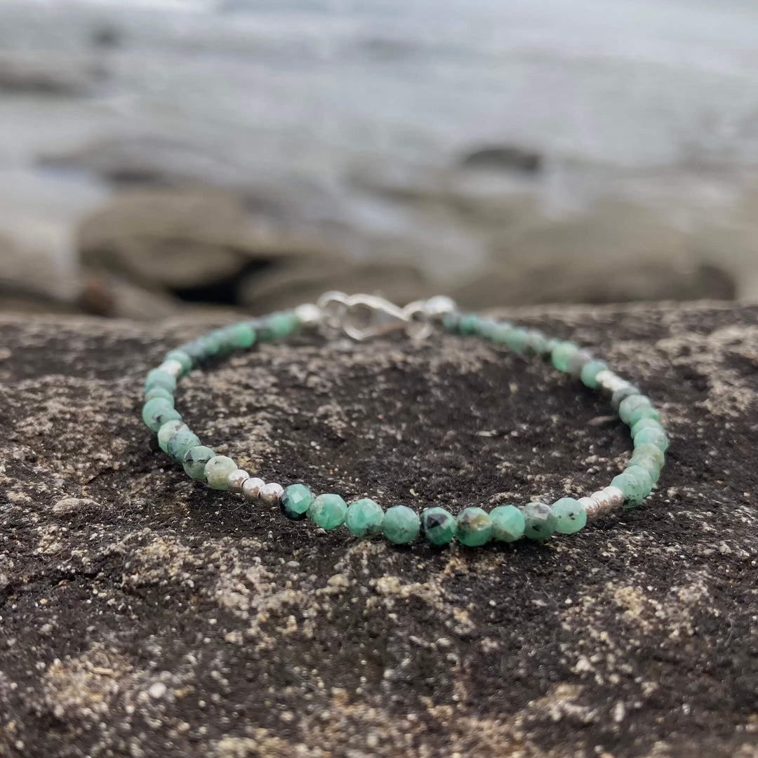 Emerald bracelet for support