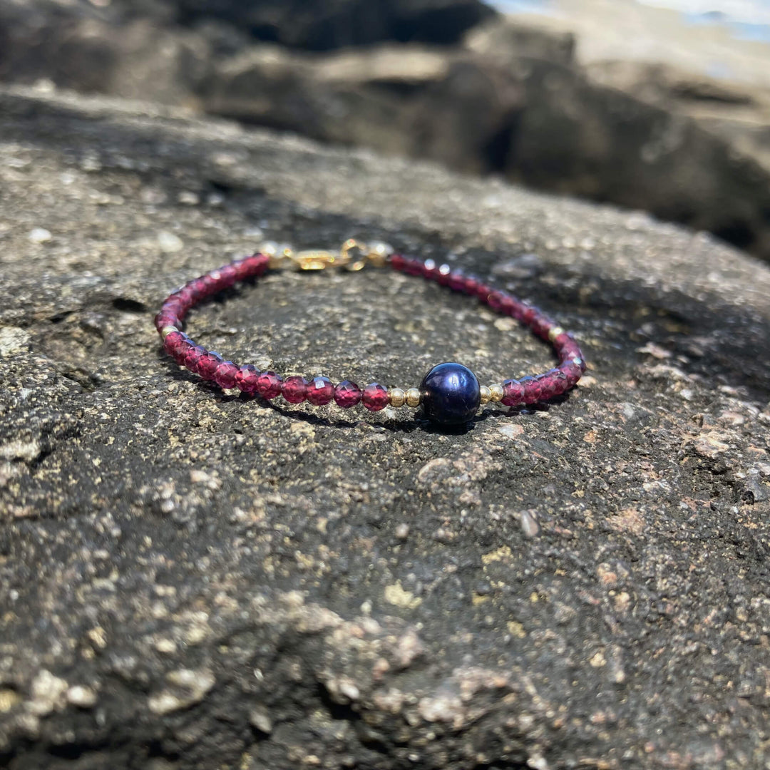 Garnet & Black Pearl ladies healing Bracelet