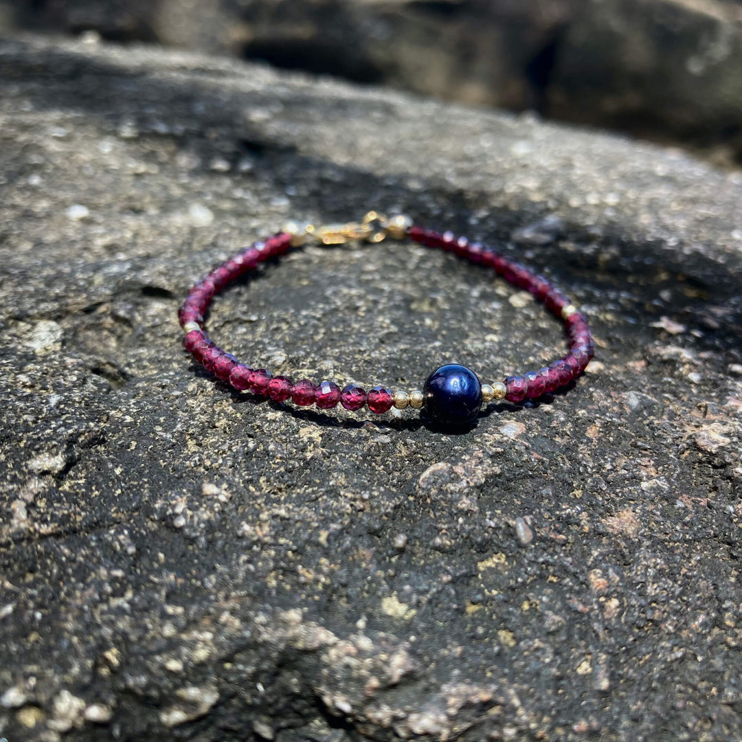 Garnet & Black Pearl  healing Bracelet