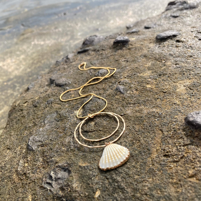 Light ra Shell Pendant Necklace