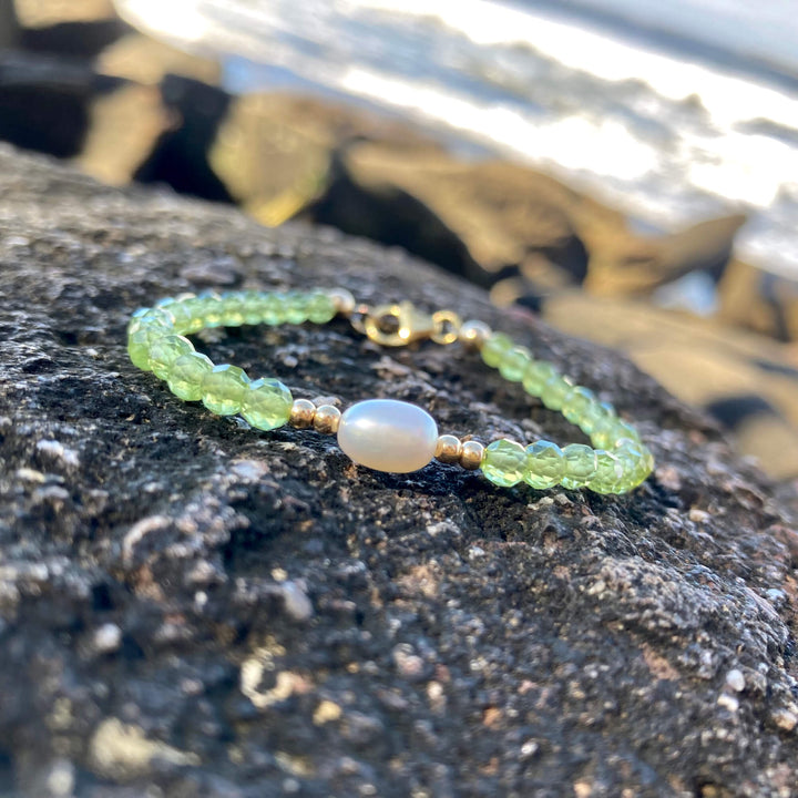 Peridot & Pearl Gold healing Bracelet