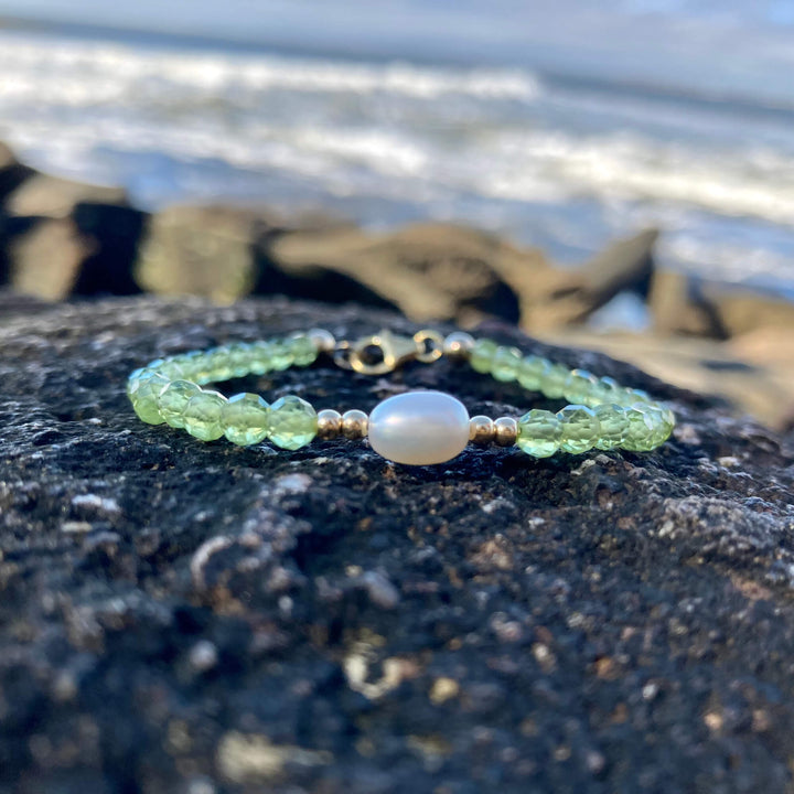 Peridot & Pearl Gold healing crystal Bracelet