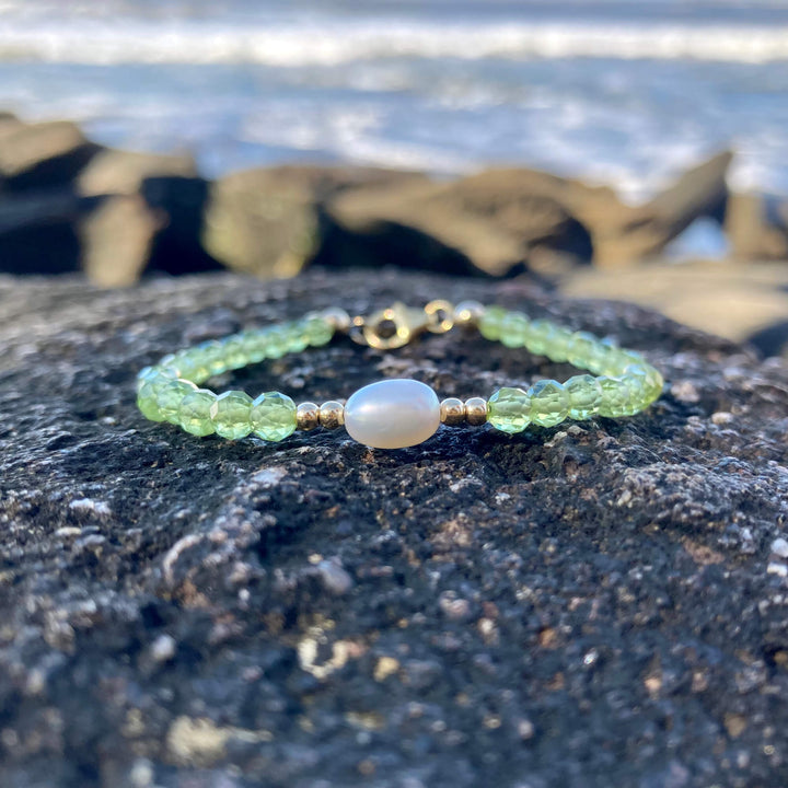 Peridot & Pearl Gold healing Bracelet