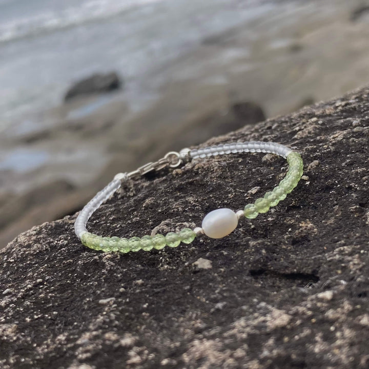 Peridot & Pearl healing crystal Bracelet